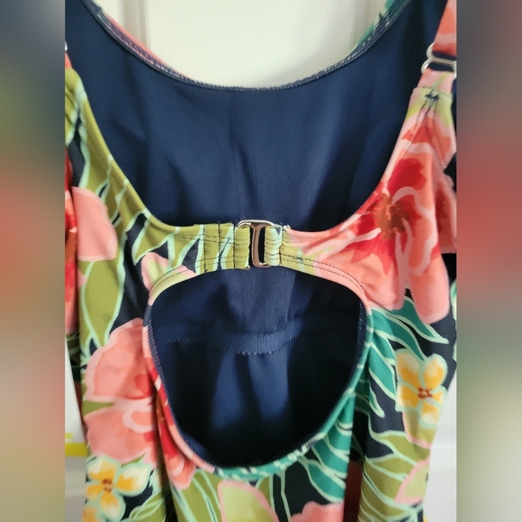 Hurley Women's UPF 50+ Sun Protection Floral One Piece Swimsuit Size Small NWT - Picture 5 of 9